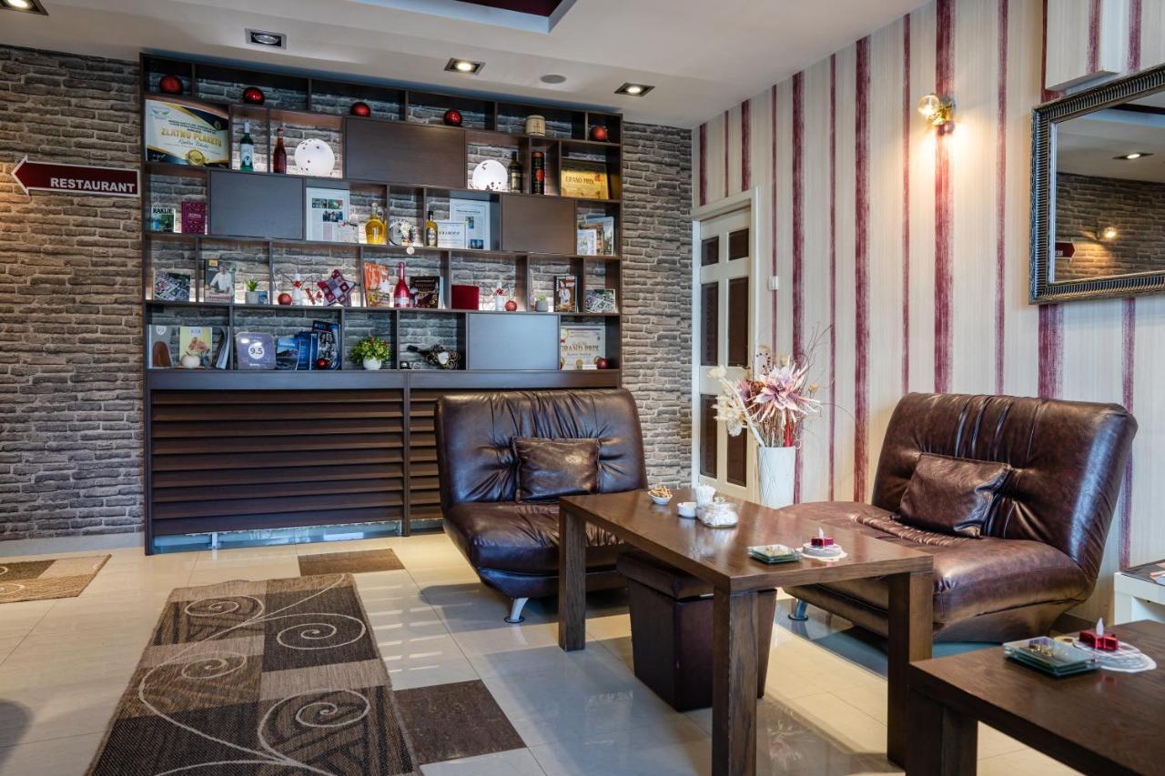 Garni Hotel 018 In Ni Eksteriør bilde